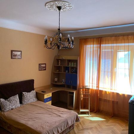 Apartment On Hoholya Street 체르니우치 외부 사진