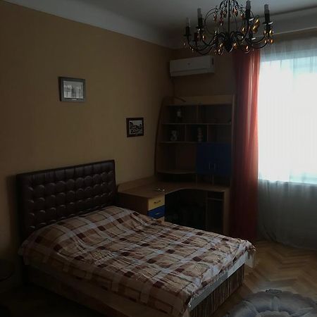 Apartment On Hoholya Street 체르니우치 외부 사진