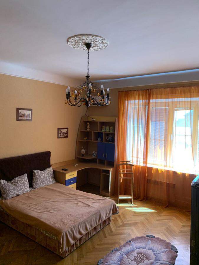 Apartment On Hoholya Street 체르니우치 외부 사진