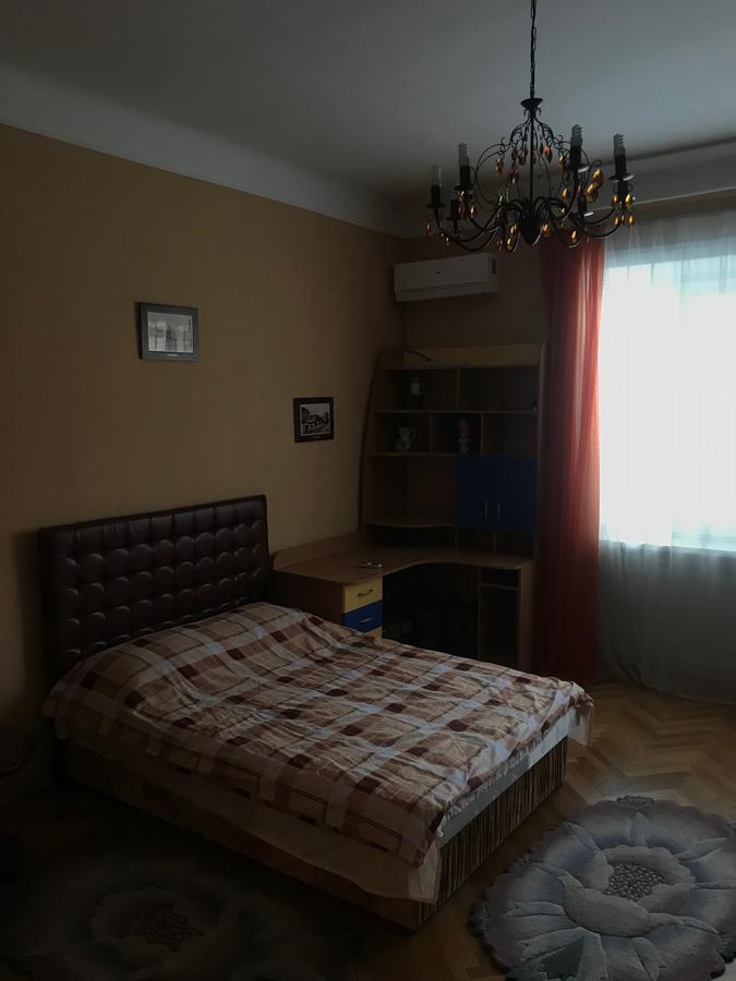 Apartment On Hoholya Street 체르니우치 외부 사진